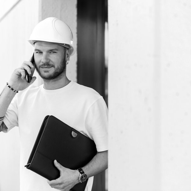 Mirco Soravitto Bauleiter bei der Arbeit