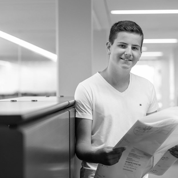 Niklas Schnyder Lernender Zeichner EFZ
Fachrichtung Architektur bei der Arbeit