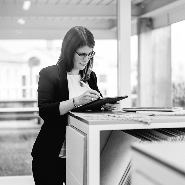 Sandra Müller Innenarchitektin
Dipl. Technikerin Bauplanung HF Innenarchitektur bei der Arbeit