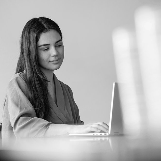 Debora Klarer Marketingassistentin bei der Arbeit