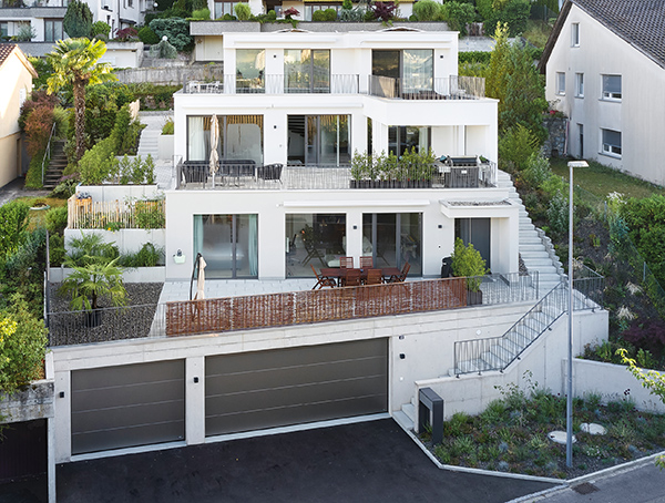 Jahrbuch Beispiel Aussenansicht mit Fensterfront und Blick auf Essbereich